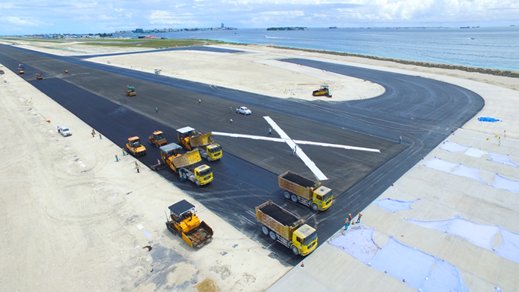 马尔代夫机场路面铺设.JPG